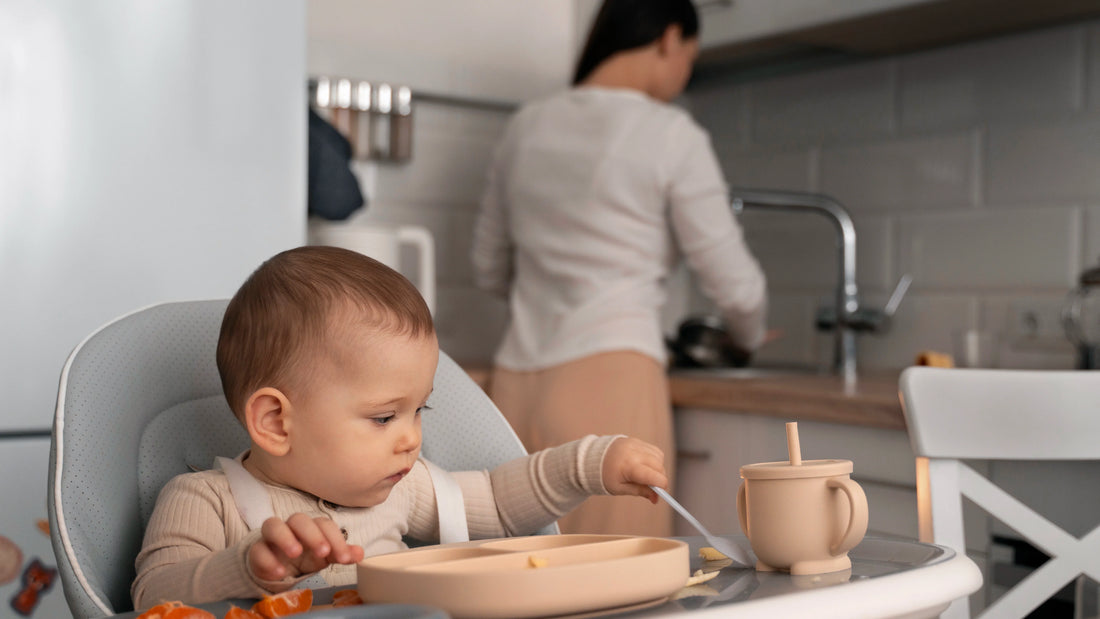 Plato de silicona para bebé con comida saludable y colores suaves