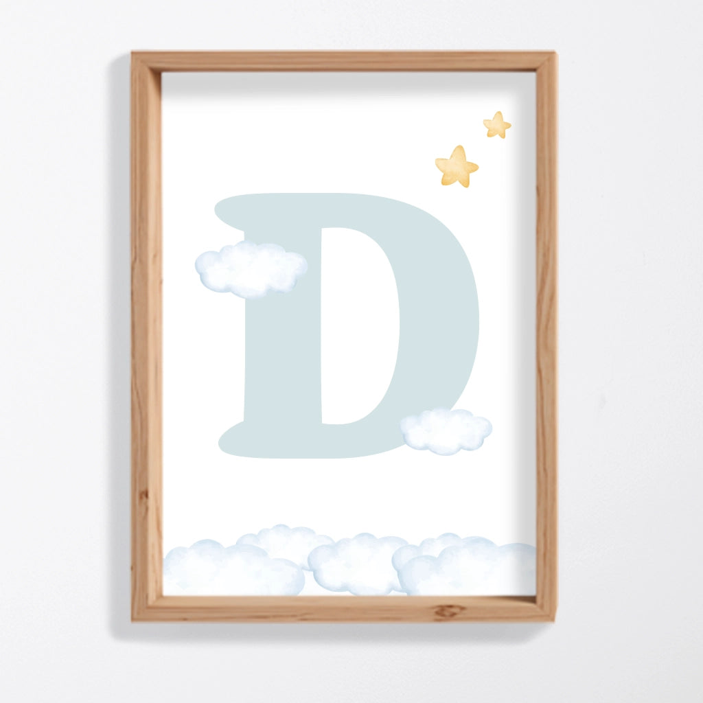 Lámina inicial personalizada azul con nubes y nombre de bebé