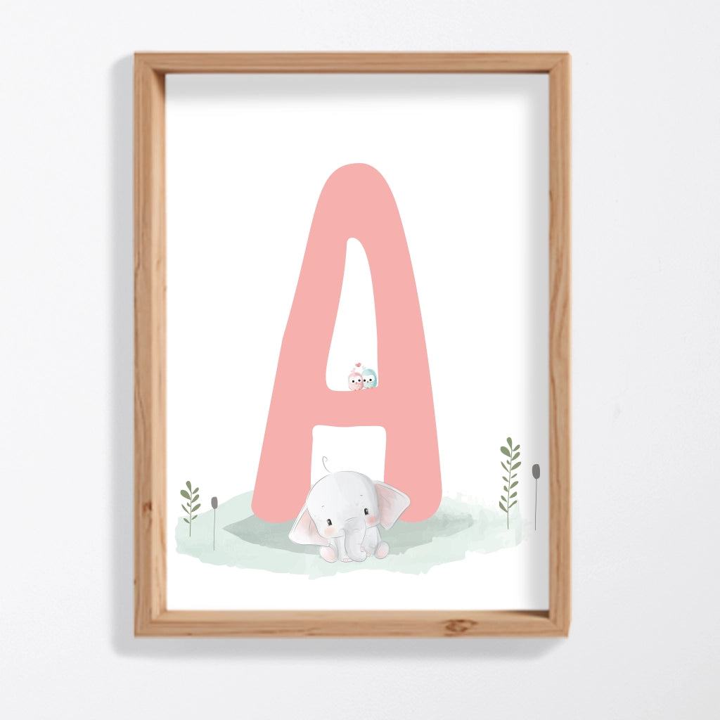 Lámina inicial personalizada rosa con elefante bebé y nombre