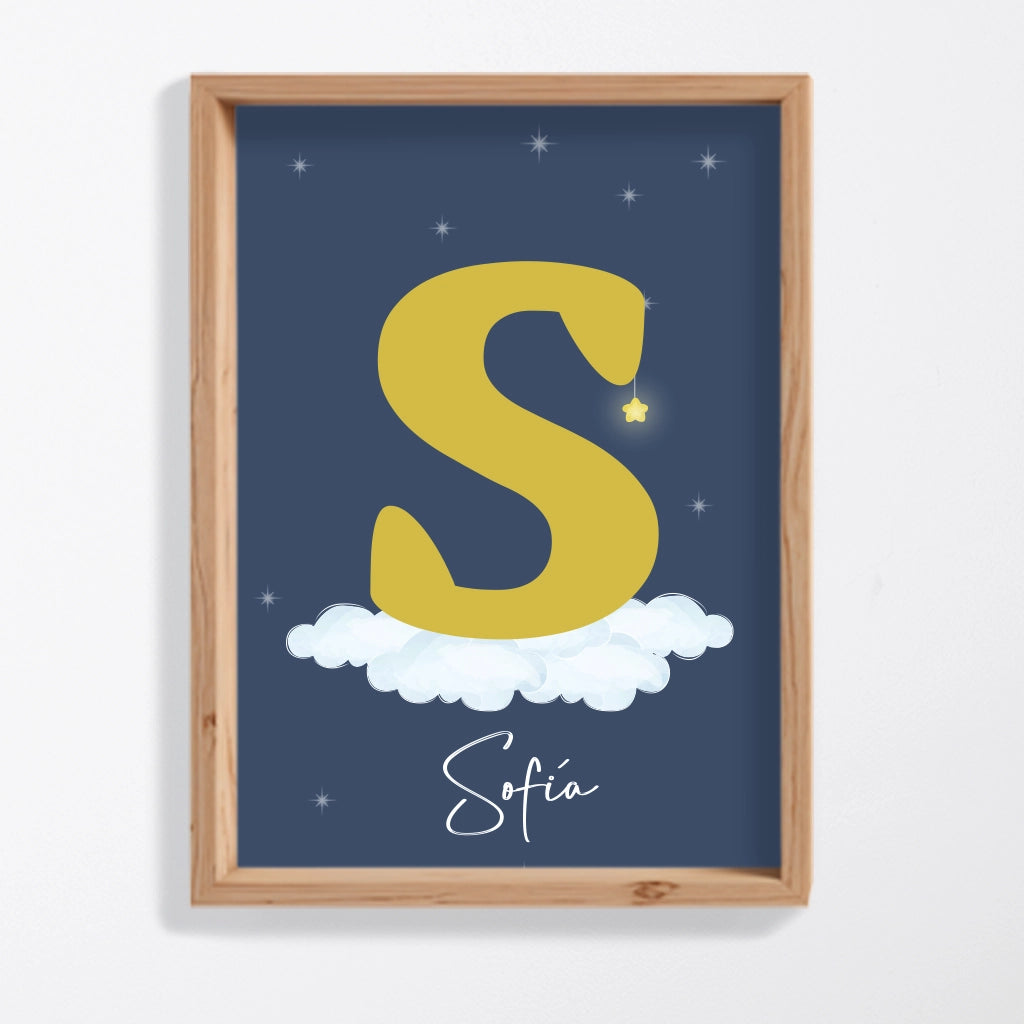 Lámina inicial amarilla personalizada sobre nube con nombre de bebé