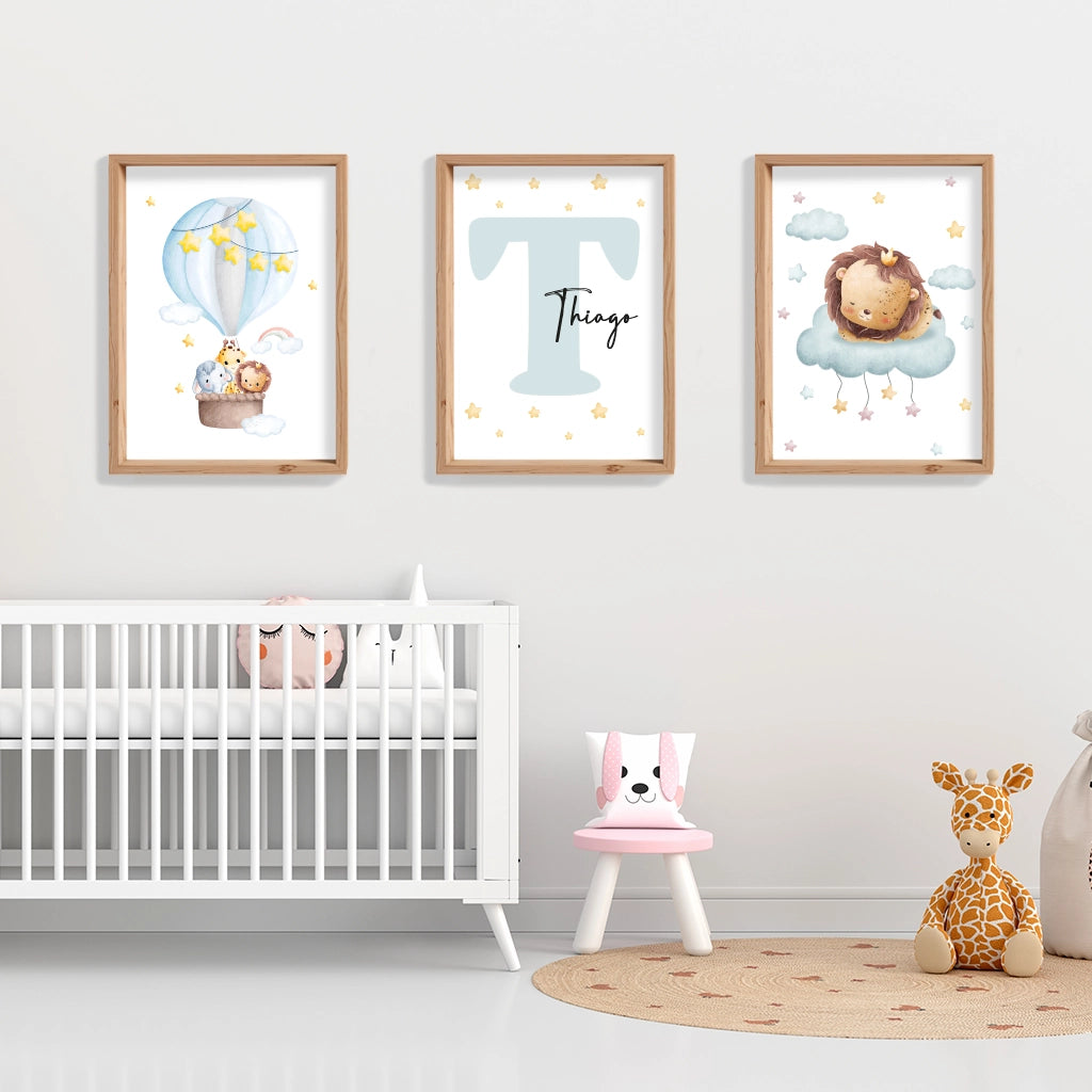 Conjunto de 3 láminas infantiles personalizadas azul con león bebé, inicial y globo para habitación