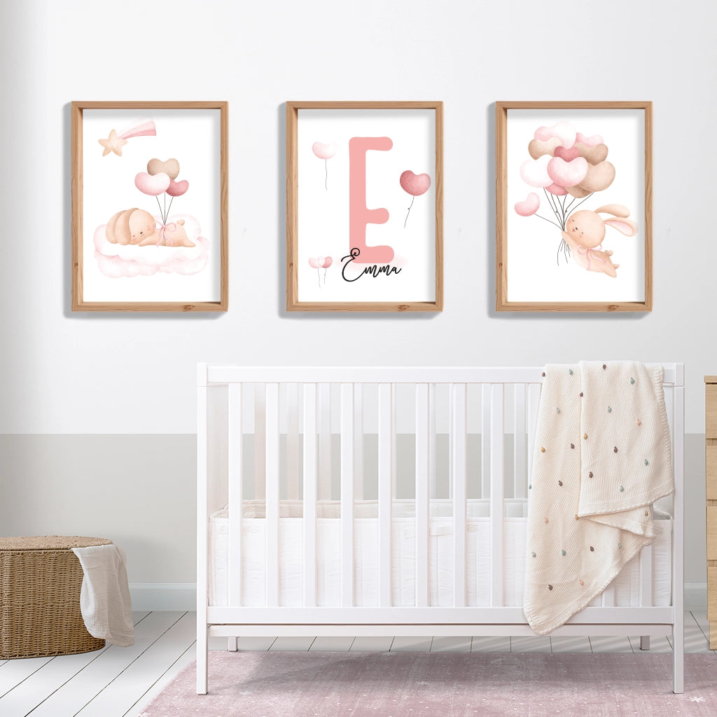Conjunto de 3 láminas infantiles personalizadas rosa con conejito bebé, inicial y globos para habitación