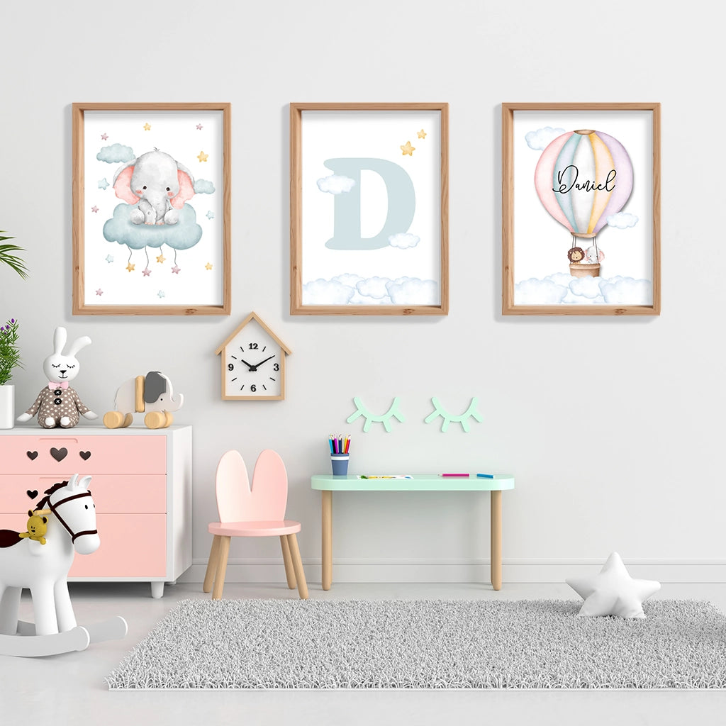 Conjunto de 3 láminas infantiles personalizadas azul con elefante bebé, inicial y globo aerostático