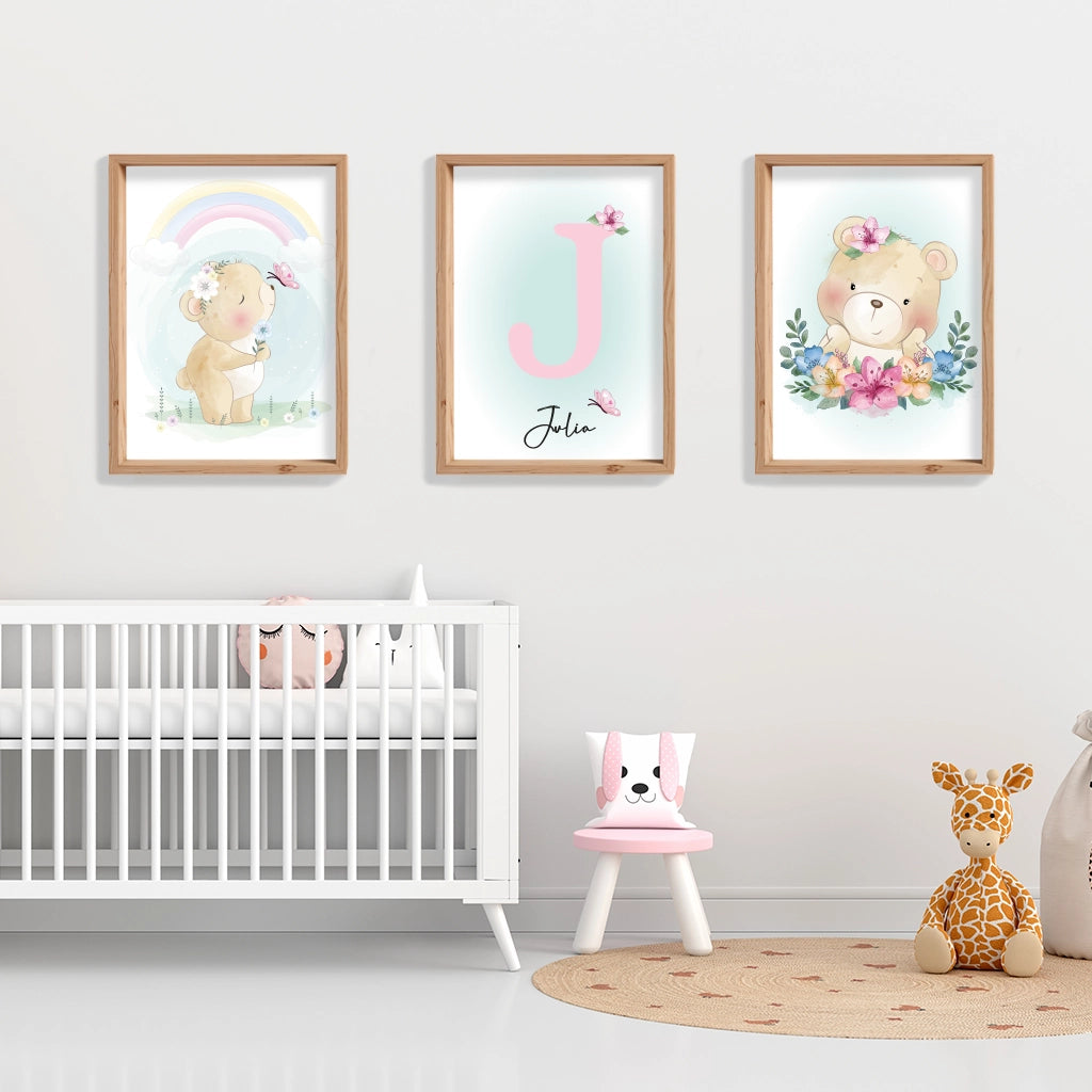 Conjunto de 3 láminas infantiles personalizadas osito bebé con arcoíris, inicial y flores